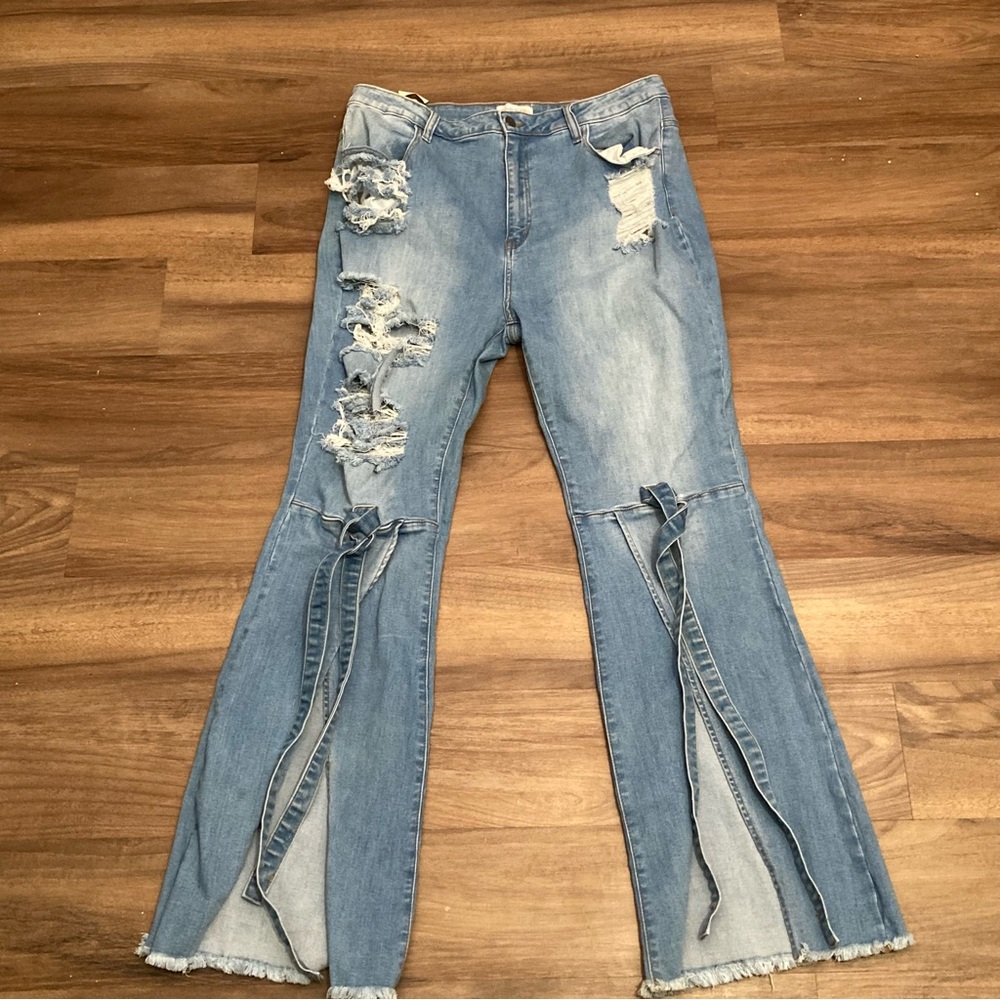 Loverly Fit Distressed Light Wash Bell Bottom Flare Jeans Sz 2X
Retro